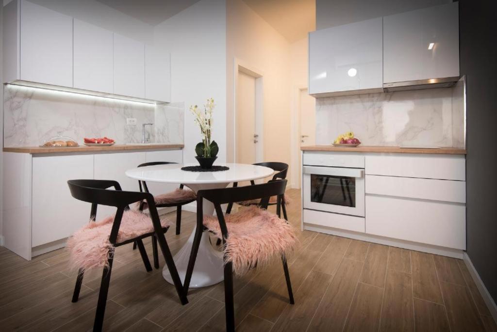 Villa J&J Apartments Residence With Swimming Pool Ποντστράνα Εξωτερικό φωτογραφία