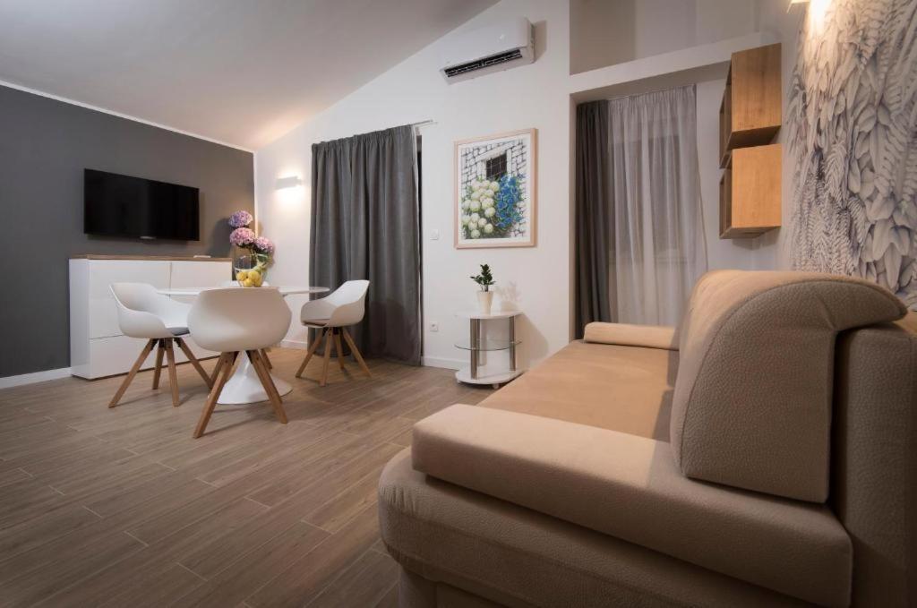 Villa J&J Apartments Residence With Swimming Pool Ποντστράνα Εξωτερικό φωτογραφία
