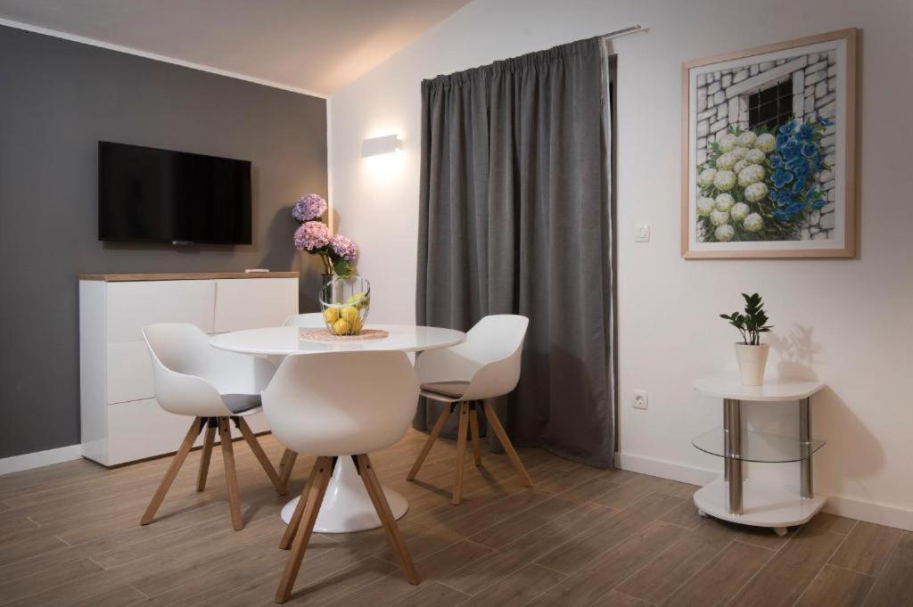 Villa J&J Apartments Residence With Swimming Pool Ποντστράνα Εξωτερικό φωτογραφία
