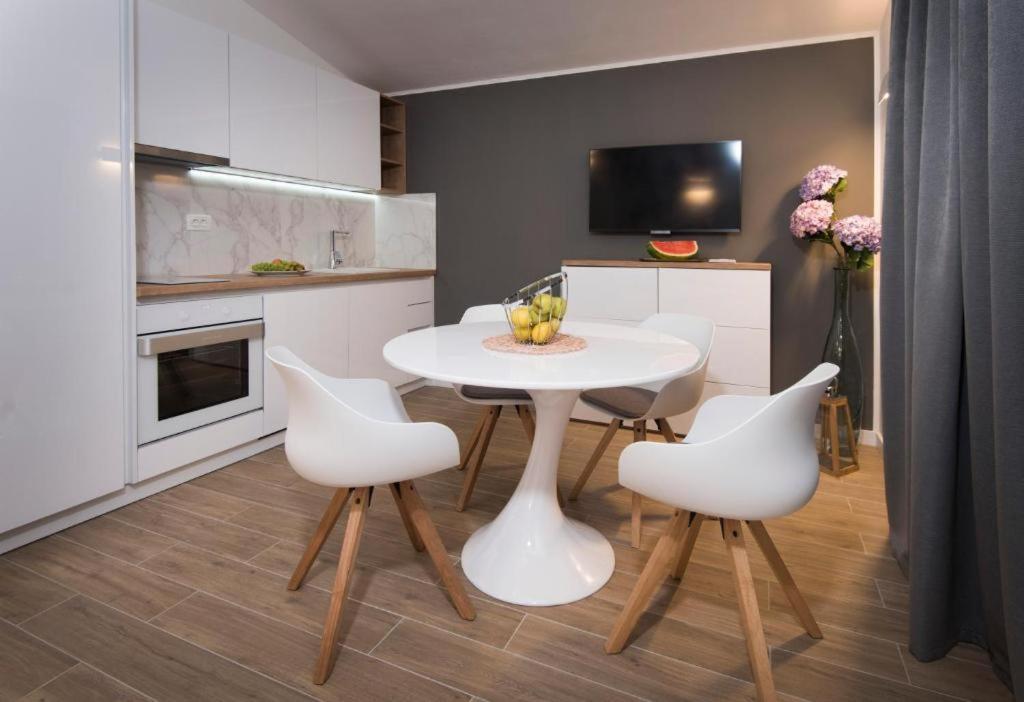 Villa J&J Apartments Residence With Swimming Pool Ποντστράνα Εξωτερικό φωτογραφία