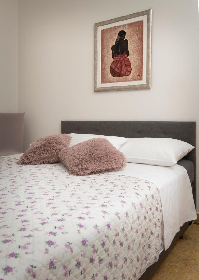 Villa J&J Apartments Residence With Swimming Pool Ποντστράνα Εξωτερικό φωτογραφία
