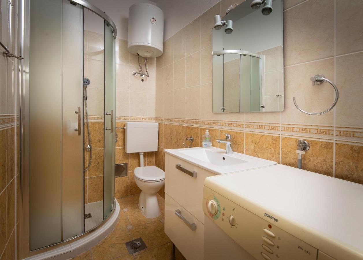 Villa J&J Apartments Residence With Swimming Pool Ποντστράνα Εξωτερικό φωτογραφία