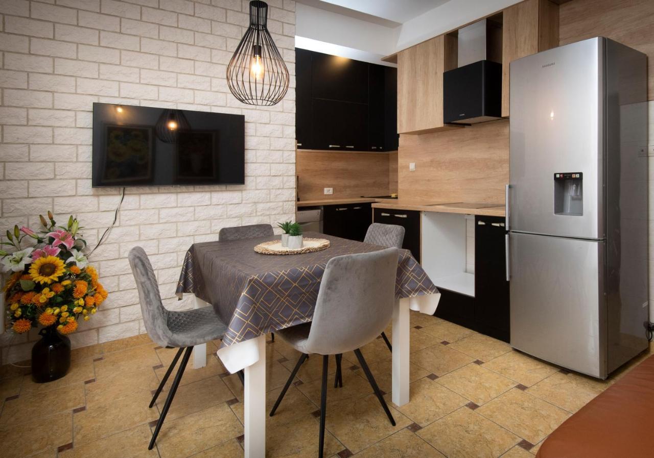 Villa J&J Apartments Residence With Swimming Pool Ποντστράνα Εξωτερικό φωτογραφία