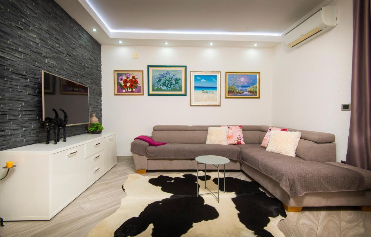 Villa J&J Apartments Residence With Swimming Pool Ποντστράνα Εξωτερικό φωτογραφία