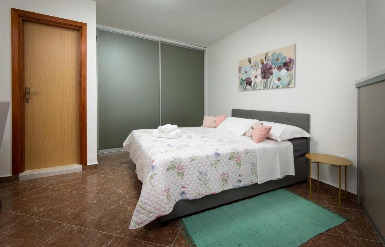 Villa J&J Apartments Residence With Swimming Pool Ποντστράνα Εξωτερικό φωτογραφία