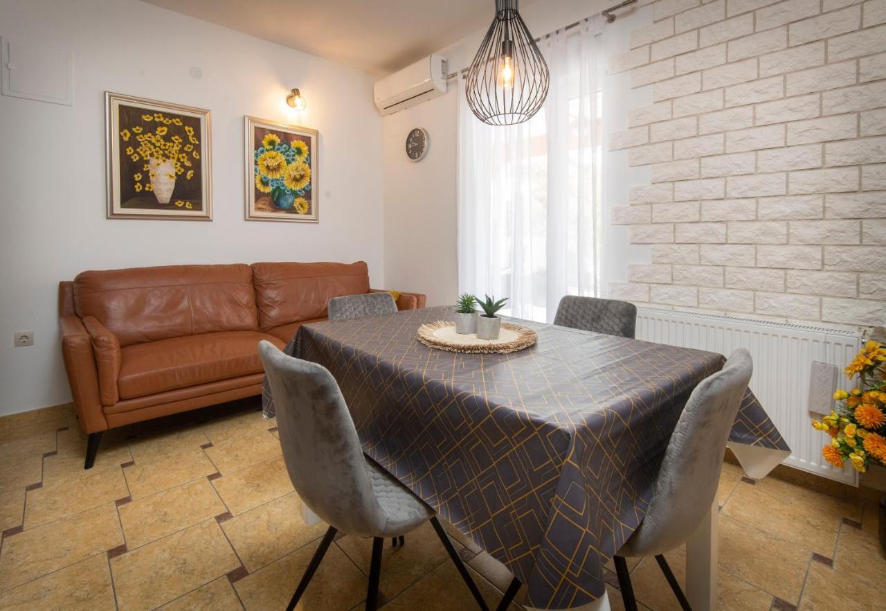 Villa J&J Apartments Residence With Swimming Pool Ποντστράνα Εξωτερικό φωτογραφία