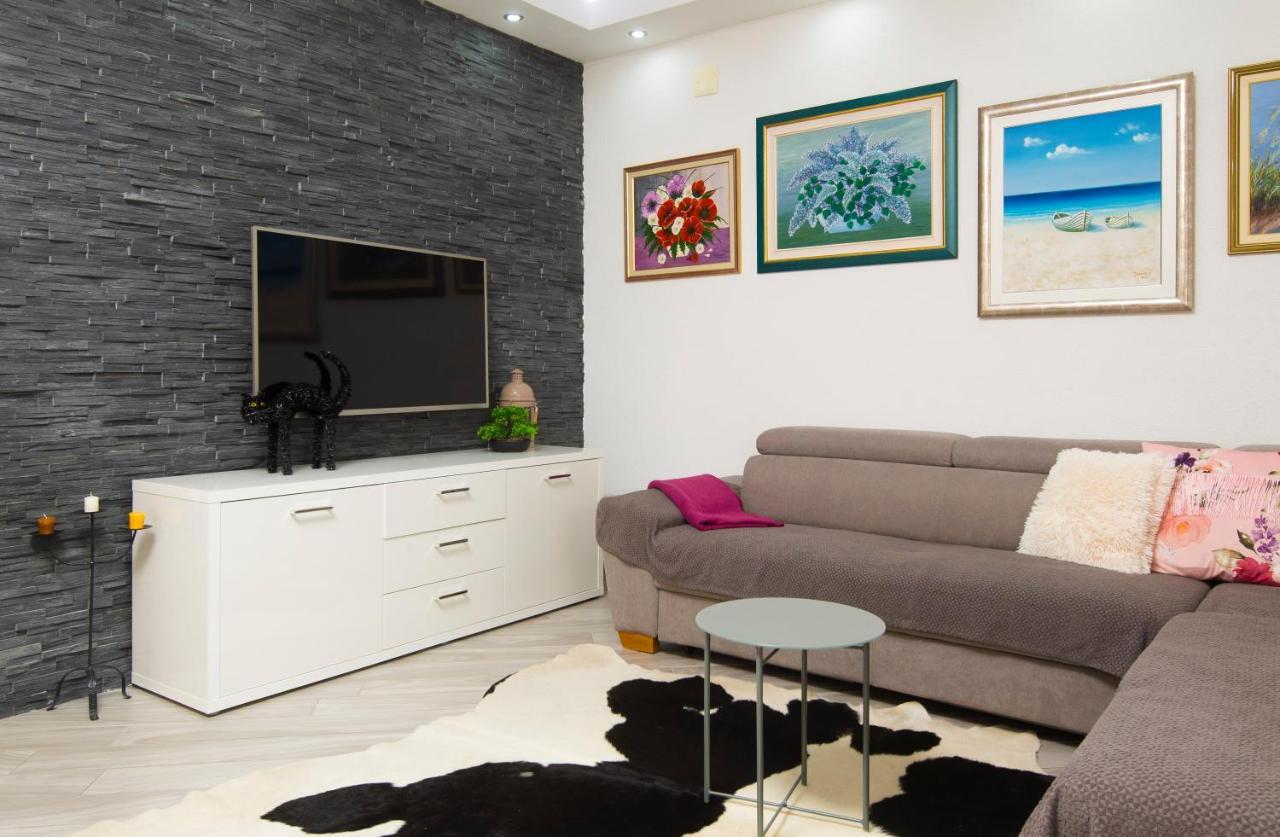 Villa J&J Apartments Residence With Swimming Pool Ποντστράνα Εξωτερικό φωτογραφία